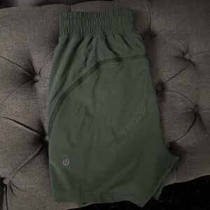 LULULEMON LICENSE TO TRAIN SHORTS GREEN XS 5 inch inseam